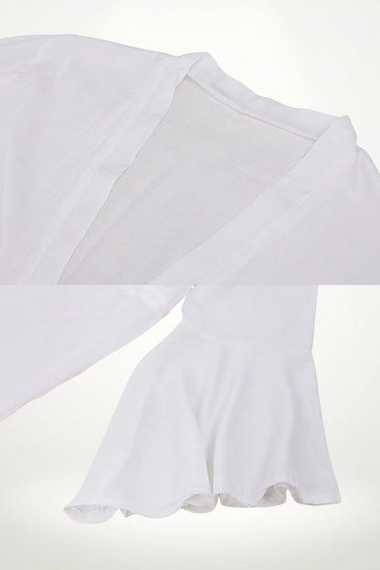 Détails d'un kimono blanc léger avec un col en V et des manches évasées, sur fond neutre