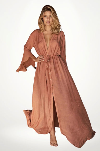 Kimono plage long pour femme, coloris terracotta, manches évasées, lien à la taille et boutons élégants.
