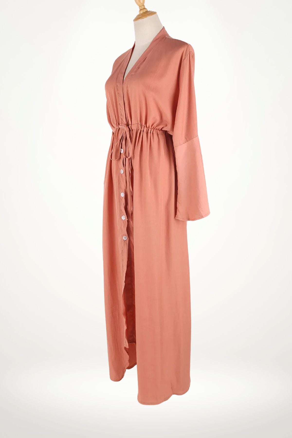 Kimono long en terracotta avec des manches évasées, boutons sur le devant et cordon à la taille
