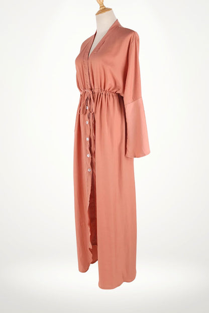 Kimono long en terracotta avec des manches évasées, boutons sur le devant et cordon à la taille