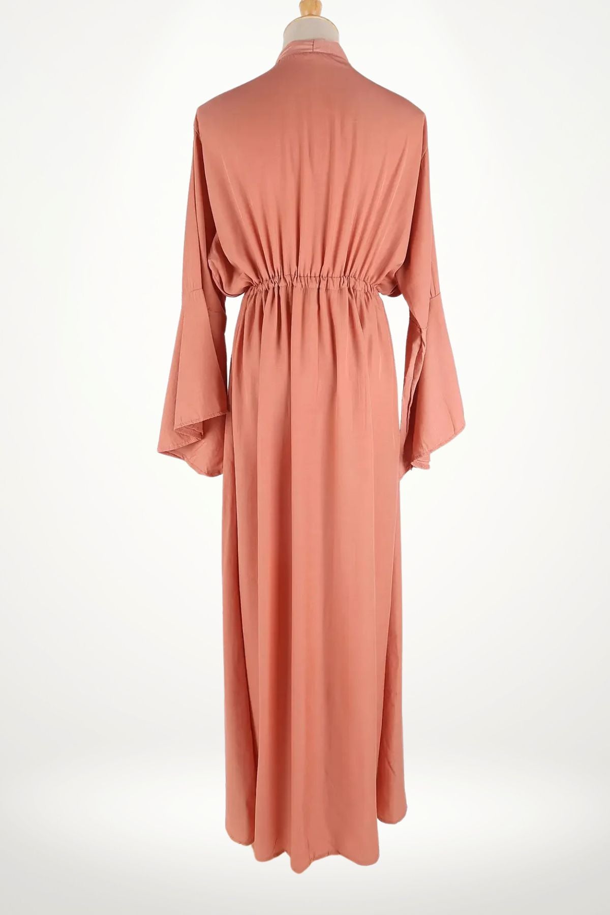 Kimono long en terracotta, à manches évasées, avec une taille cintrée, sur fond blanc minimaliste