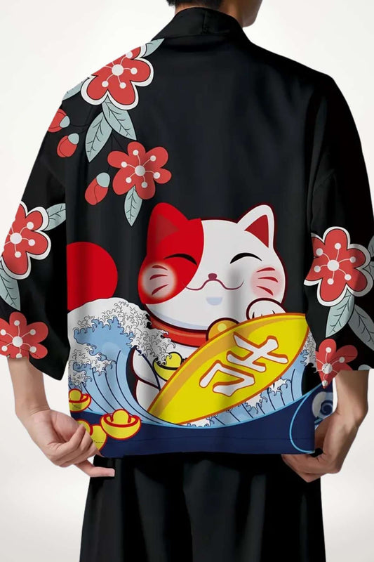 Kimono pour homme noir en polyester coupe ample manches 3/4, imprimé maneki-neko surfant sur vague hokusai, pétales de sakura et lingots dorés.