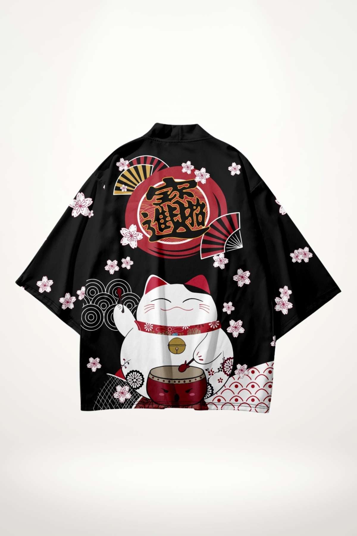 Kimono noir avec motifs de chat porte-bonheur, fleurs roses et éventails colorés, style japonais urbain