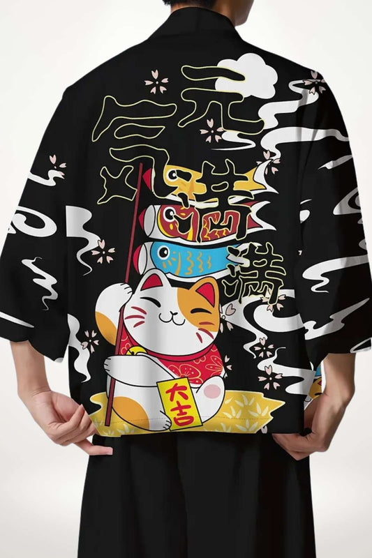 Kimono pour homme noir coupe ample manches trois-quarts imprimé maneki-neko, carpes colorées et nuages stylisés.