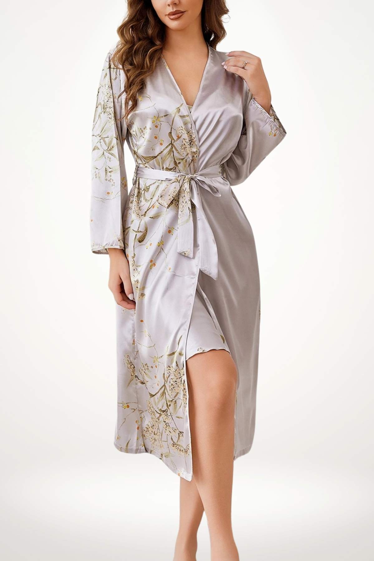Robe de chambre en satin gris avec motifs floraux, nouée à la taille, décolleté en V et manches longues