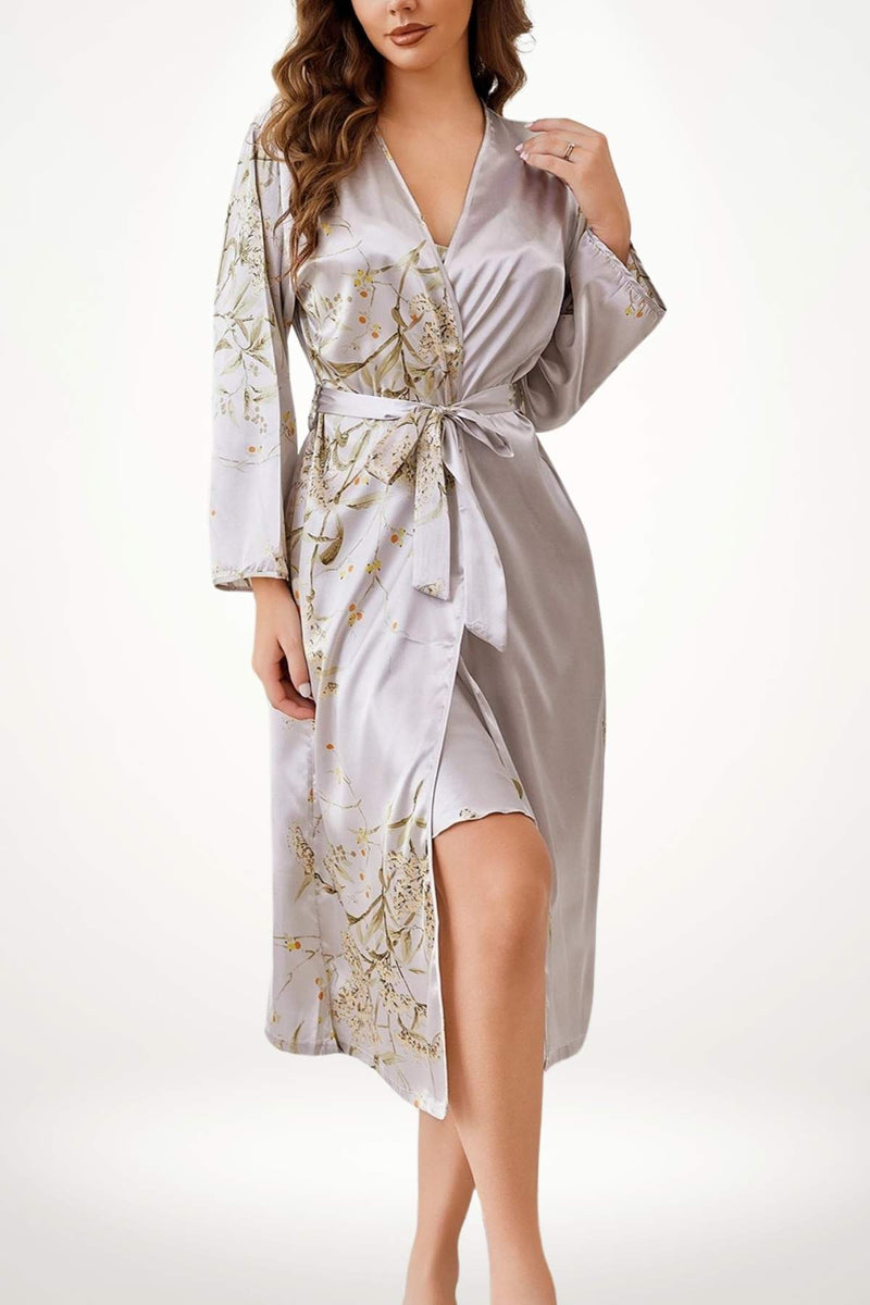 Robe de chambre en satin gris avec motifs floraux, nouée à la taille, décolleté en V et manches longues