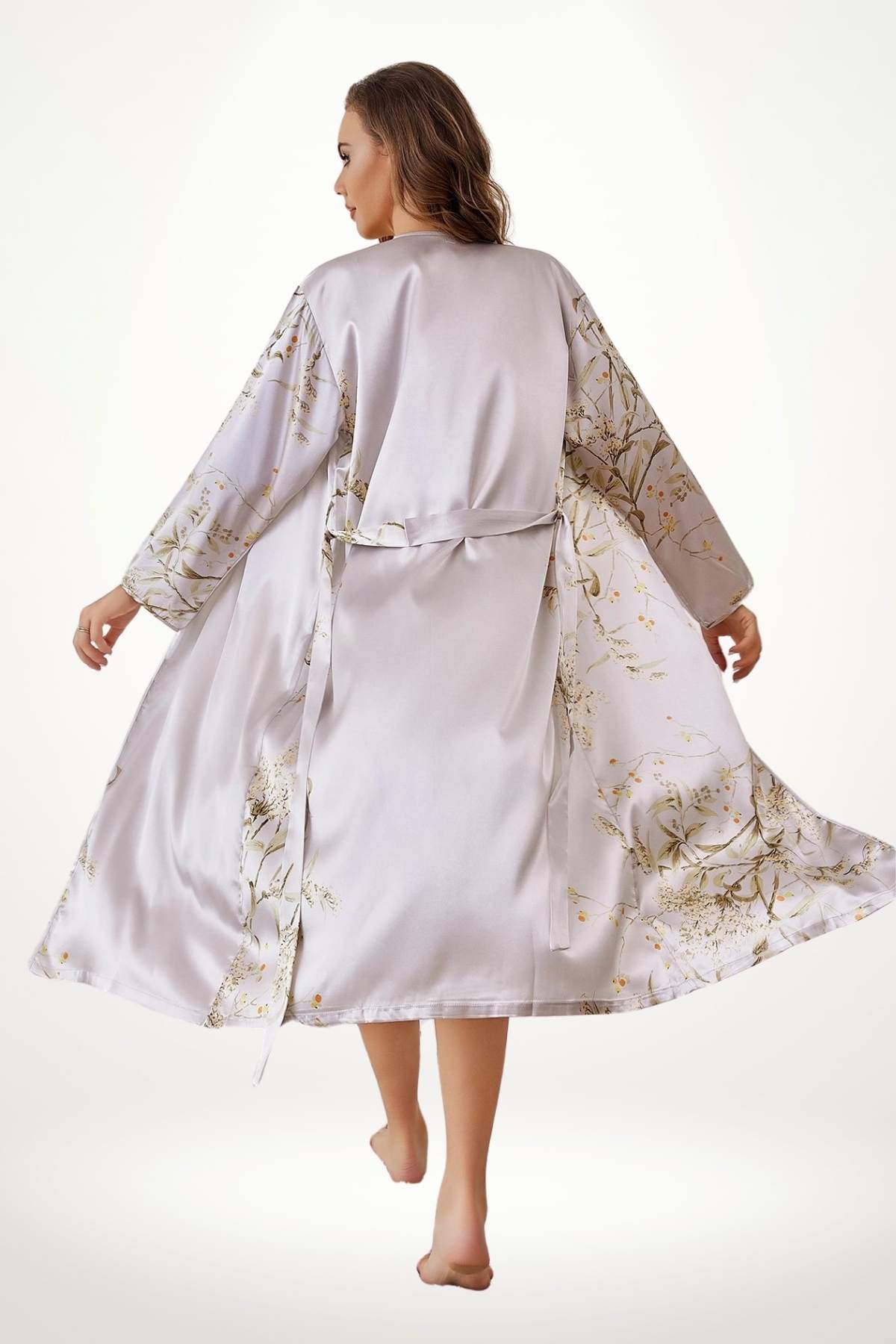 Robe de chambre en satin gris clair avec motifs floraux, portée par une femme tournant légèrement, pieds nus