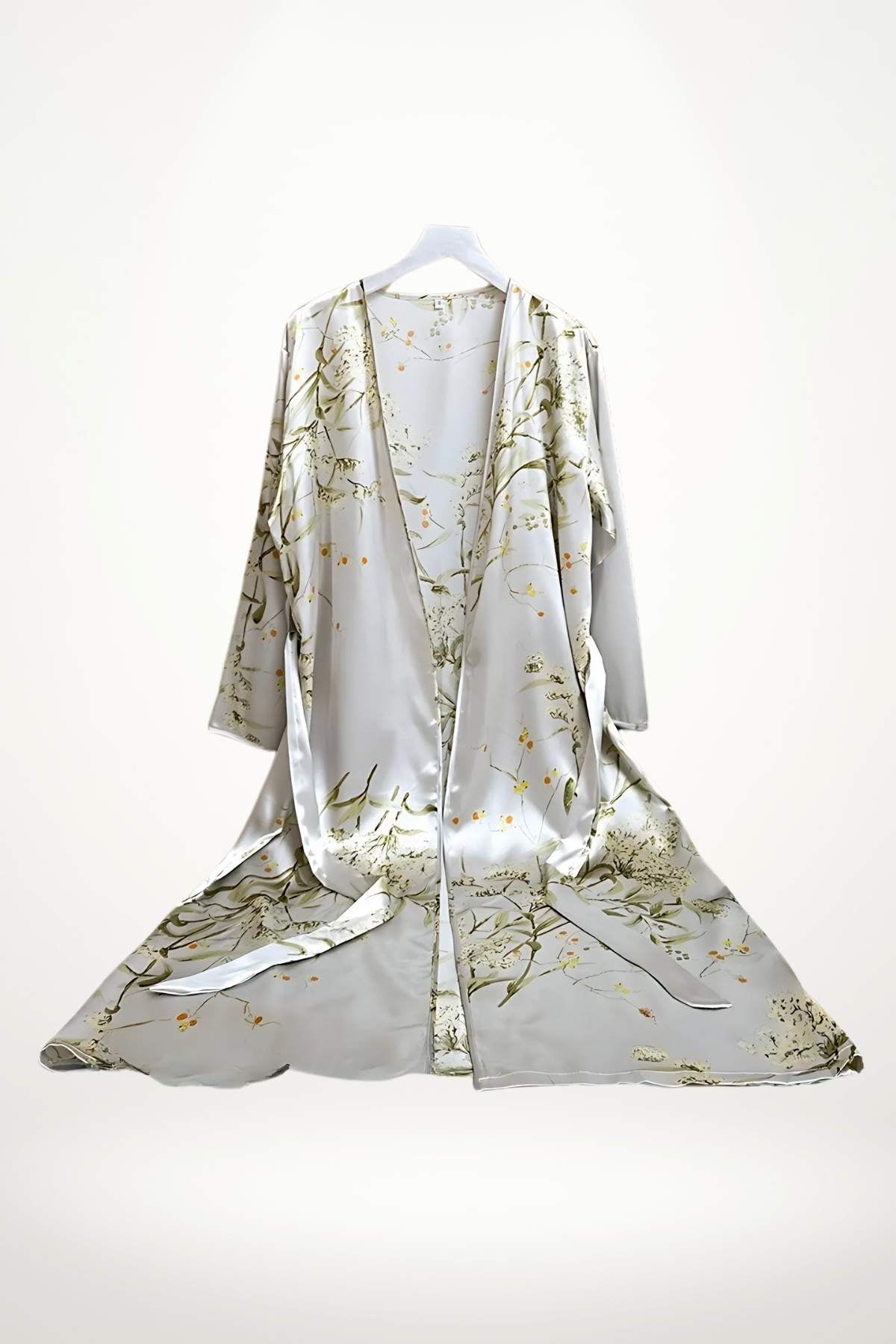 Robe de chambre en satin gris clair ornée de motifs floraux délicats, avec des manches larges et une coupe fluide
