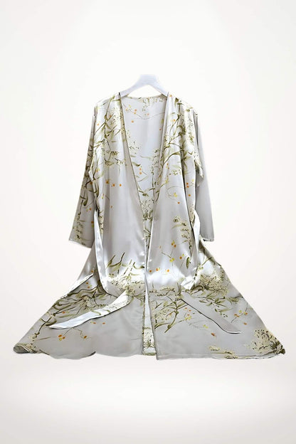 Robe de chambre en satin gris clair ornée de motifs floraux délicats, avec des manches larges et une coupe fluide
