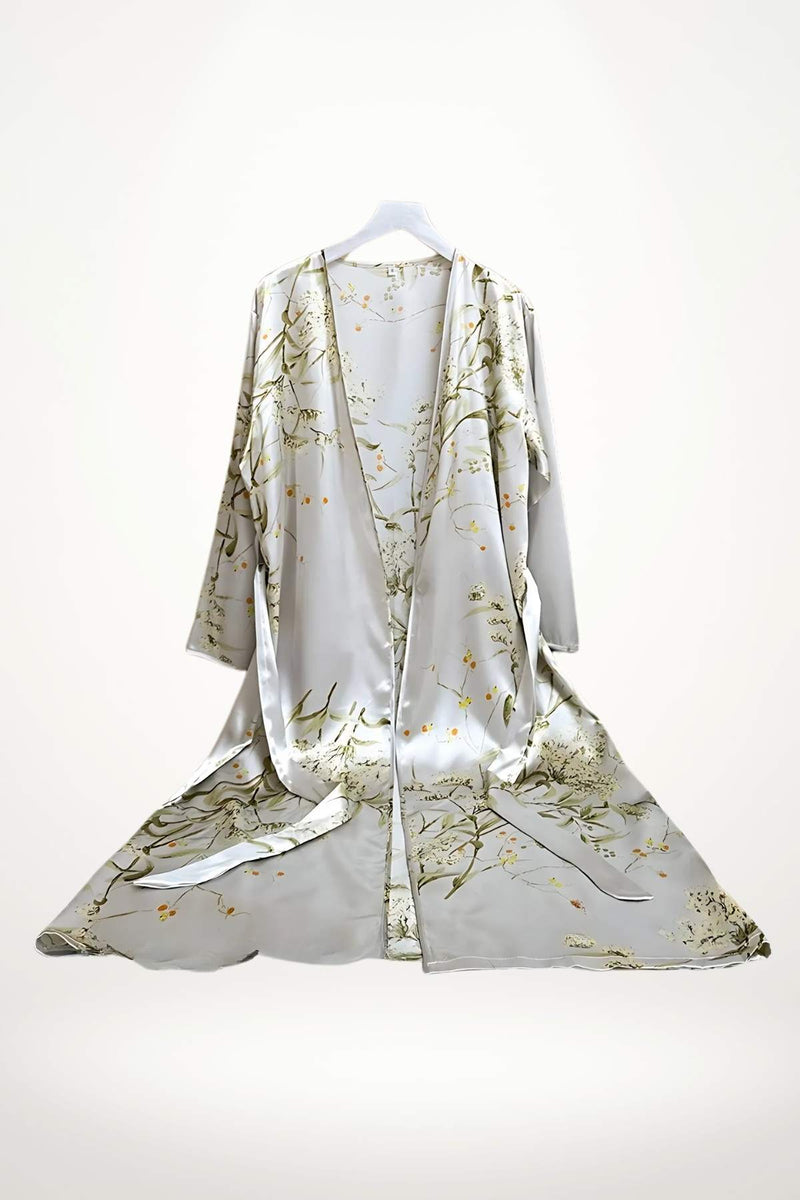 Robe de chambre en satin gris clair ornée de motifs floraux délicats, avec des manches larges et une coupe fluide