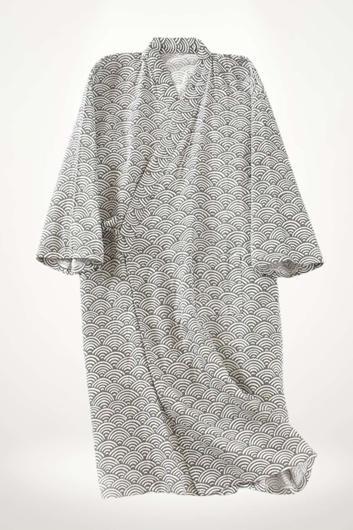 Kimono en tissu léger avec un motif de vagues grises sur fond blanc, drapé élégamment