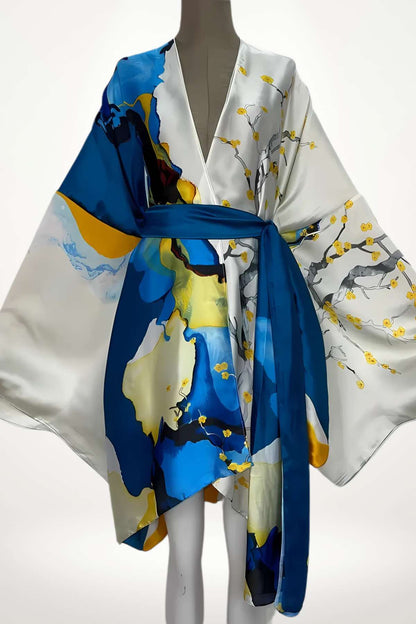 kimono femme blanc en satin avec motifs artistiques bleus et jaunes
