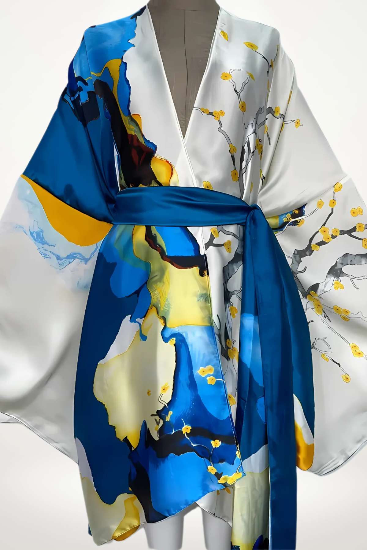 Kimono en satin blanc orné de motifs bleus et jaunes, avec une ceinture en satin bleu, élégant et fluide