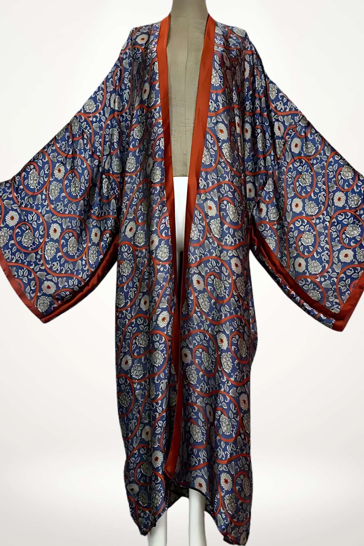 kimono femme long en satin bleu à motifs floraux exotiques et spirales rouges