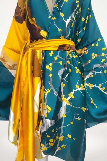 Kimono en satin aux motifs floraux jaunes sur fond bleu, ceinturé d'une large bande satinée jaune