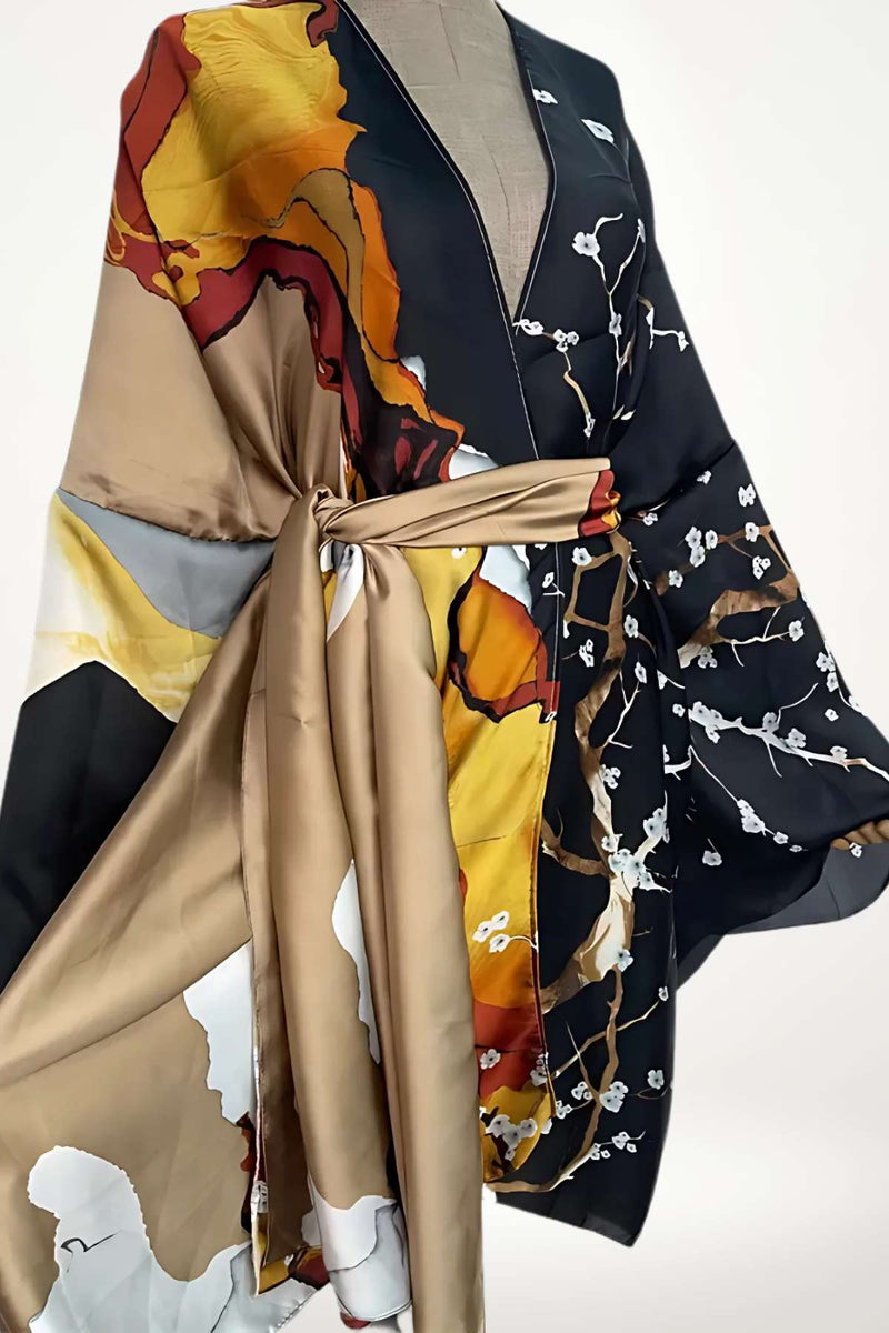 Kimono en satin noir et beige avec motifs floraux colorés, drapé élégamment sur un mannequin