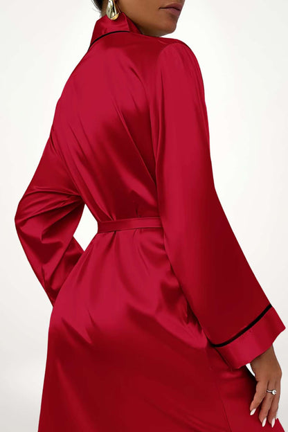 Kimono en satin rouge brillant avec des manches longues, ceinture à la taille et décor minimaliste
