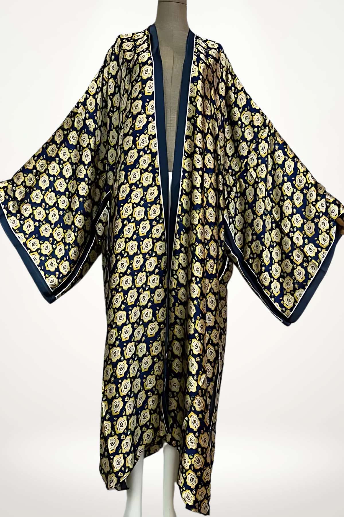 kimono femme long en satin bleu nuit à motifs floraux ivoire et bordures contrastées