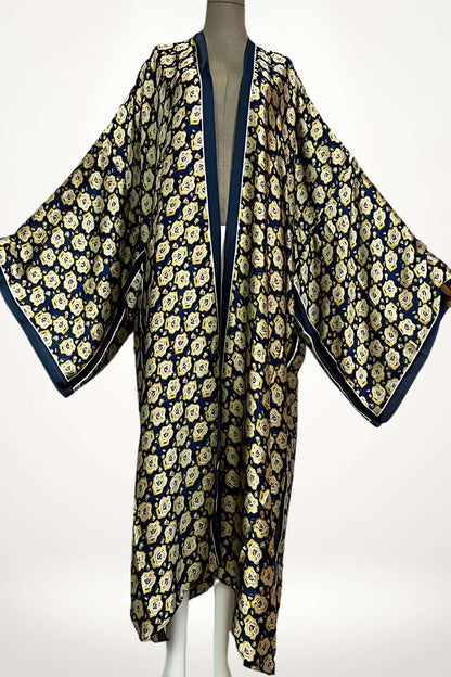 kimono femme long en satin bleu nuit à motifs floraux ivoire et bordures contrastées