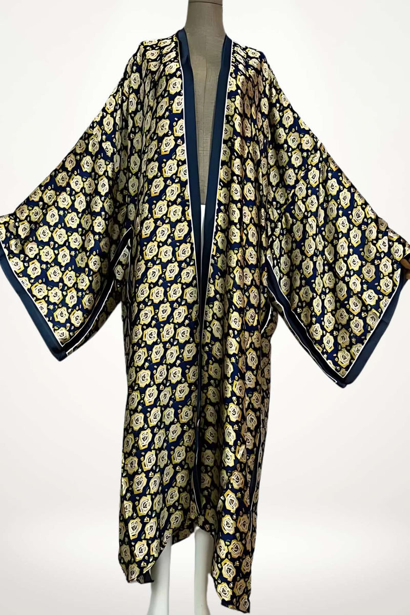 kimono femme long en satin bleu nuit à motifs floraux ivoire et bordures contrastées
