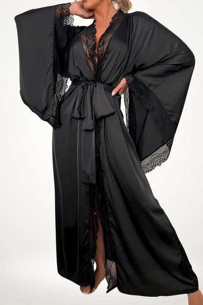 Kimono noir en satin avec des manches larges, dentelle délicate et ceinture nouée à la taille