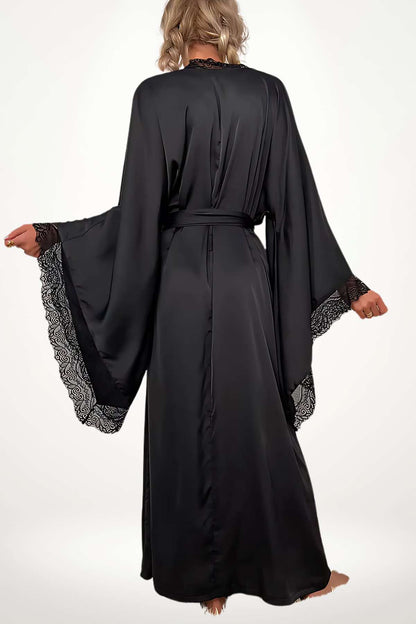 Kimono noir en satin avec des manches larges et dentelle délicate sur les bords