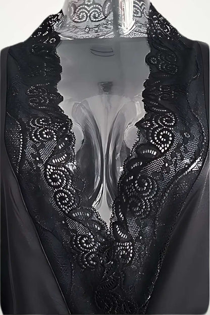 Détail d'un kimono noir en dentelle avec un col orné de motifs délicats et transparents