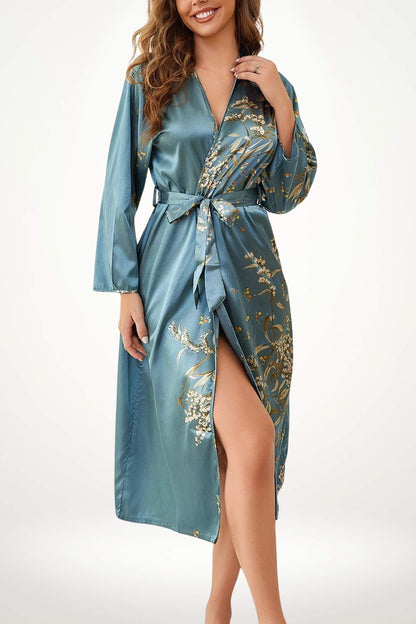 Kimono satin femme bleu aux reflets vert d’eau avec motifs floraux dorés et ceinture obi pour une séduction subtile
