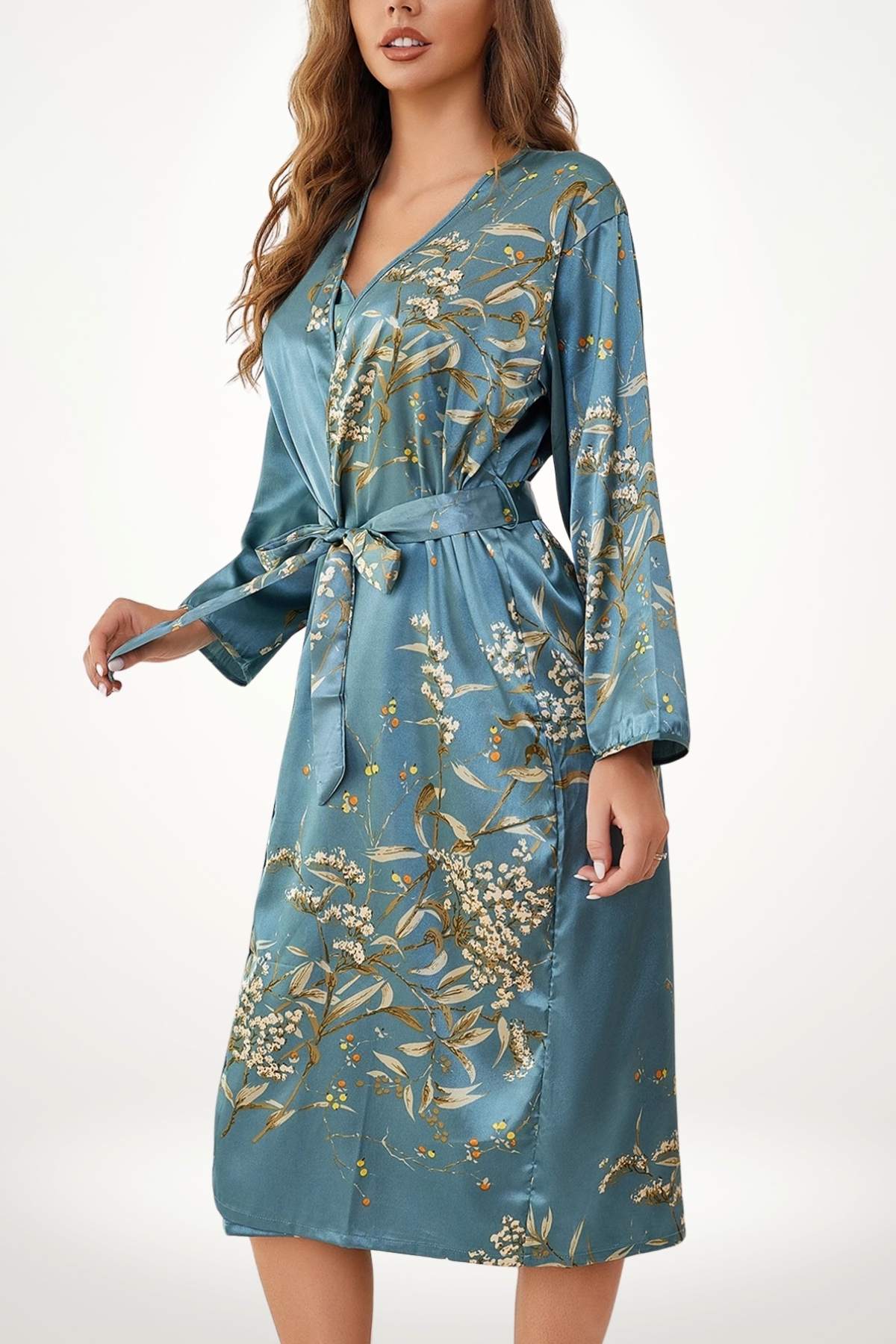 Kimono en satin bleu avec des motifs floraux dorés, ceinturé à la taille, dégageant une élégance légère