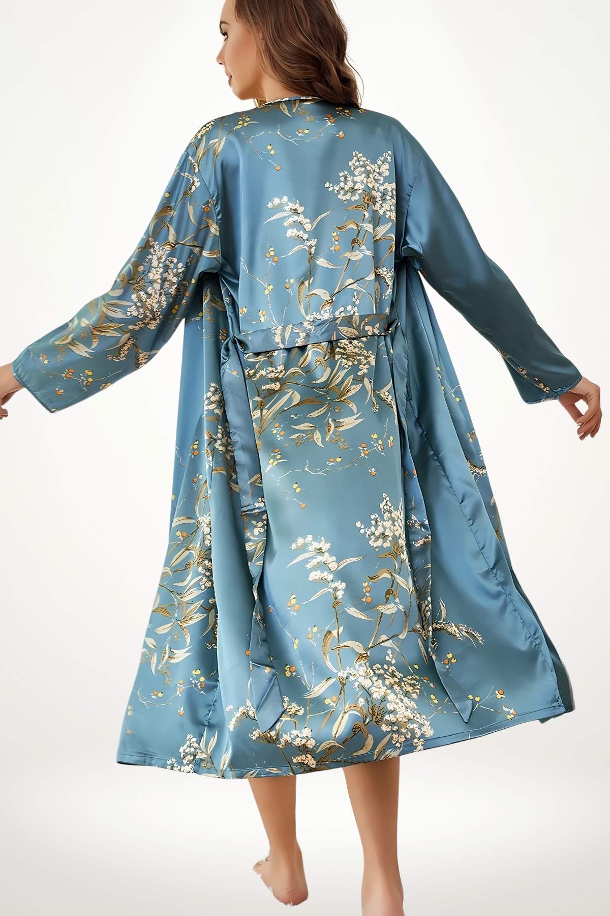 Kimono en satin bleu avec motifs floraux dorés, porté par une femme en posture gracieuse, sur fond clair