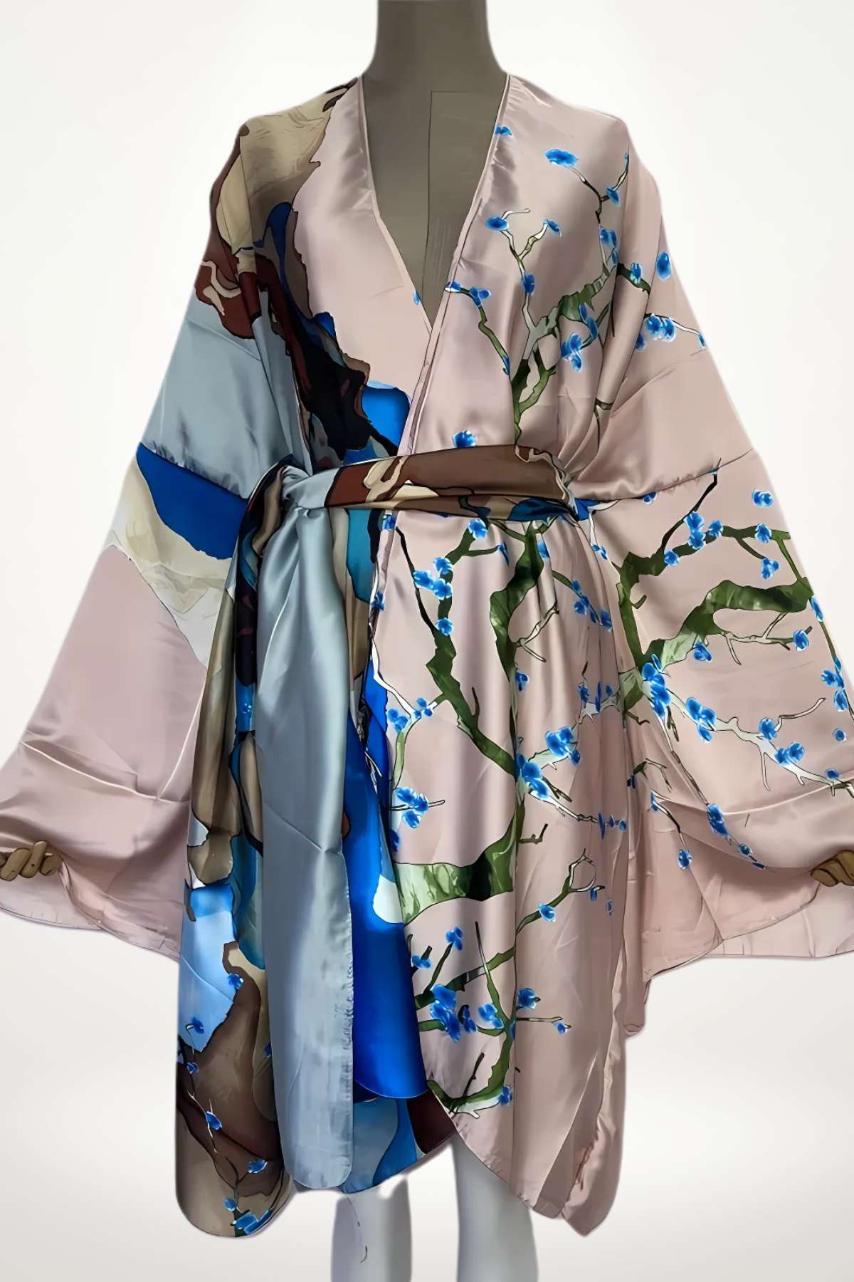 kimono femme satin rose poudré à motifs floraux bleus
