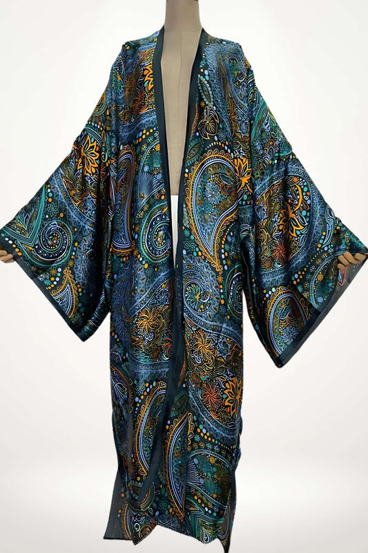 kimono femme long en satin à motifs cachemire verts, bleus et dorés, coupe fluide et finition noire élégante
