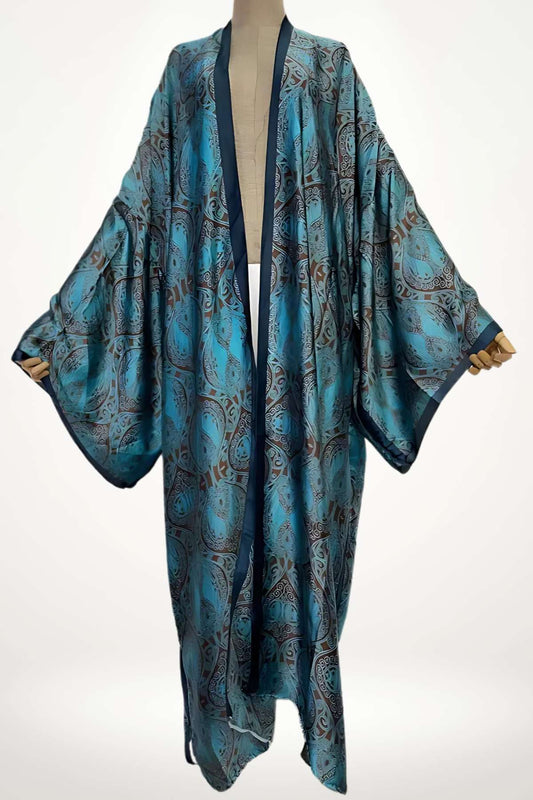 kimono femme long en satin bleu à motifs paisley orientaux, coupe fluide et élégante