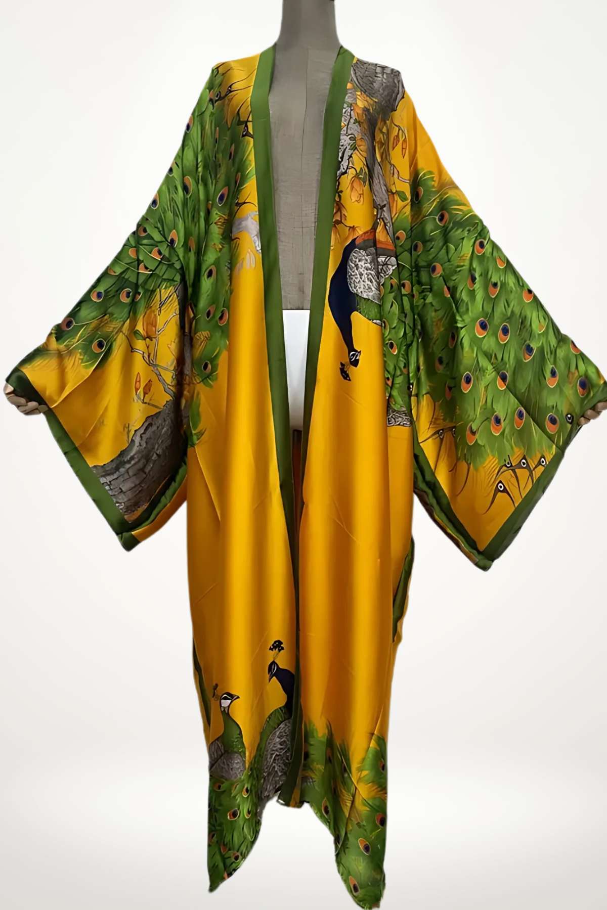 kimono long satin femme motif paon vert sur fond doré coupe fluide élégante et chic
