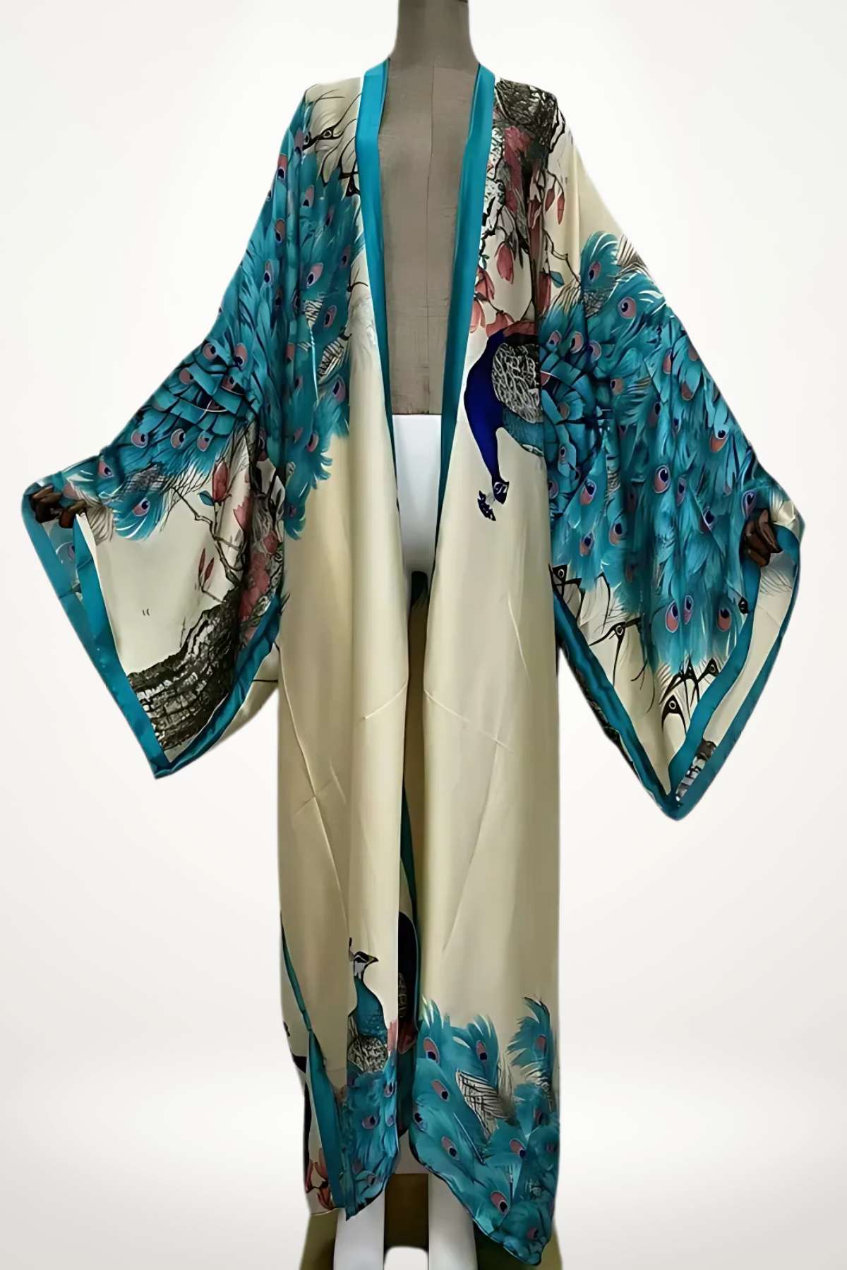 kimono long satin femme blanc crème avec motif paon bleu et finition turquoise chic et fluide
