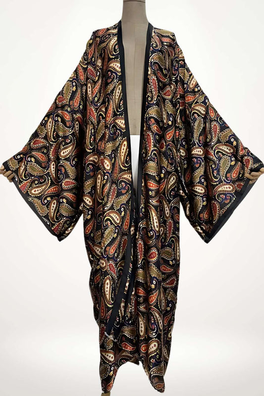 kimono femme long satin noir avec motifs cachemire rouges, verts et dorés pour un style élégant et bohème