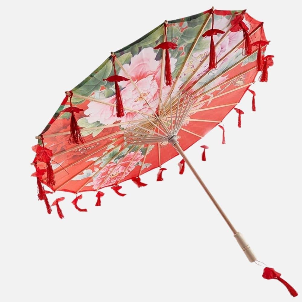 Ombrelle anti-UV rouge ornée de motifs floraux et de pompons rouges, avec une structure en bois