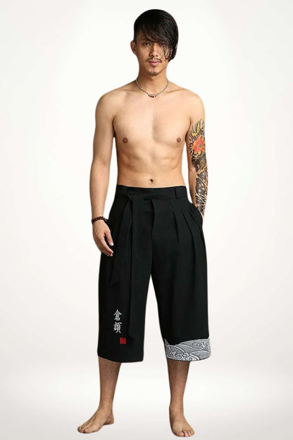 Pantalon kimono homme noir ample mi-mollet avec ceinture à nouer et motif vague blanc style zen japonais
