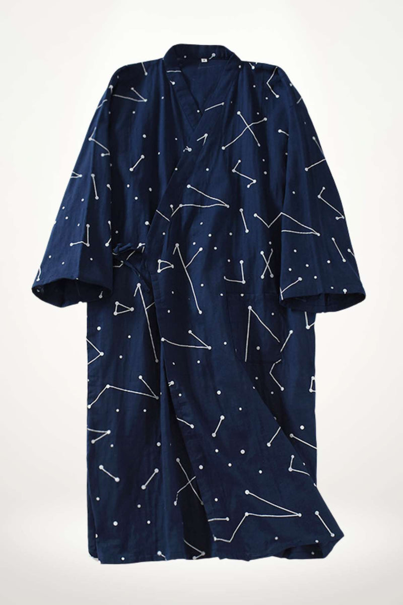 Peignoir kimono homme en tissu bleu marine avec motifs blancs représentant des constellations et des étoiles