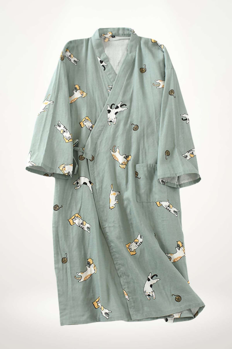 Peignoir kimono en coton vert avec motifs de chats jouant, manches larges et coupe décontractée