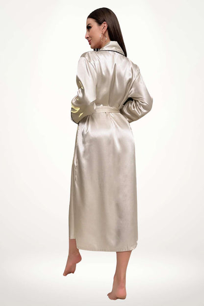 Robe de chambre kimono en satin beige, avec des manches bouffantes, ceinturée à la taille, sur fond clair