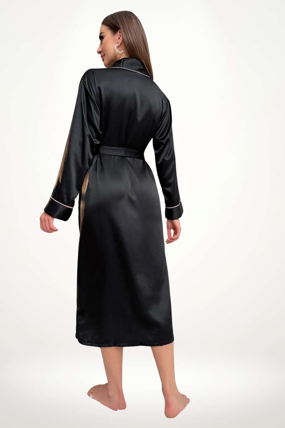 Robe de chambre kimono noire en satin, avec des manches longues, ceinture à la taille et décor sobre