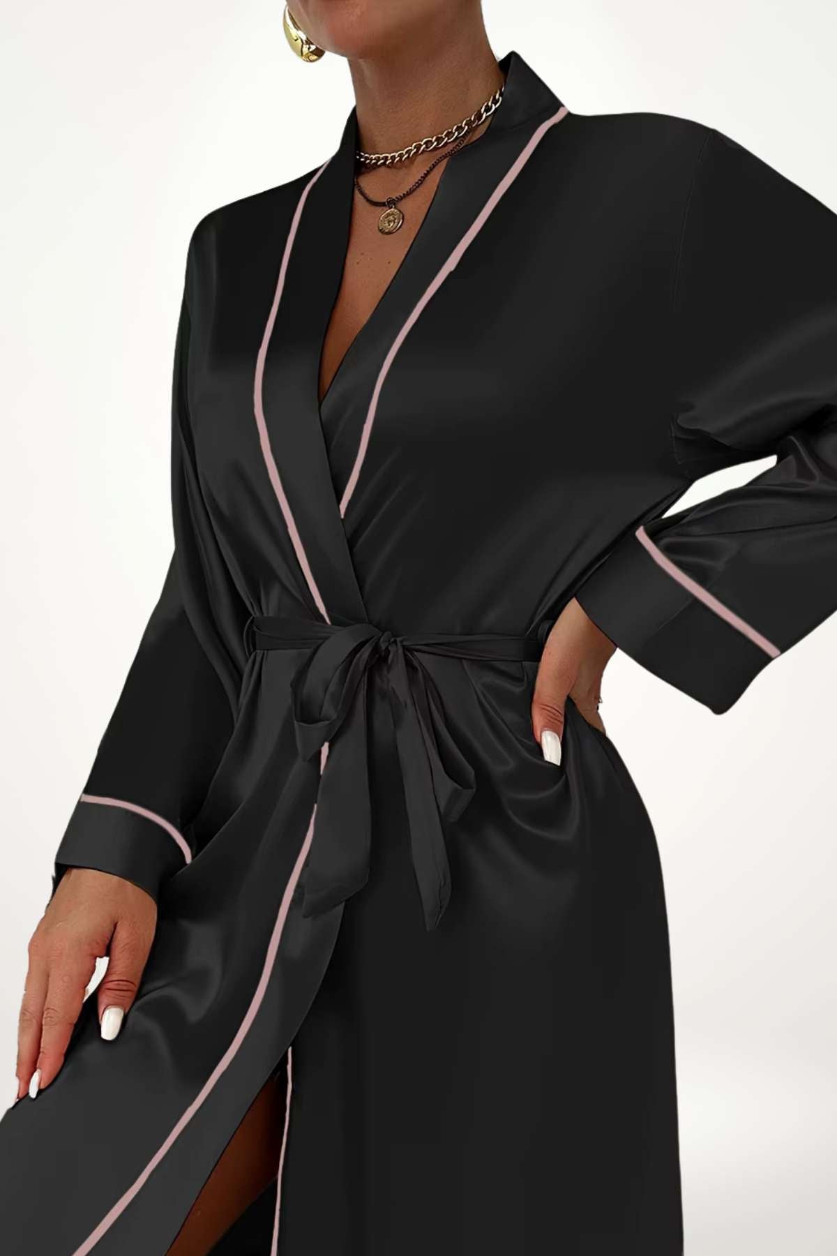 Robe de chambre kimono en satin noir avec des bordures roses, nouée à la taille, sur fond neutre