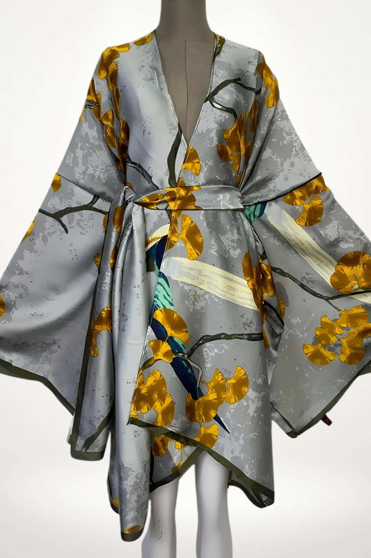 robe kimono chic femme en satin gris à fleurs dorées
