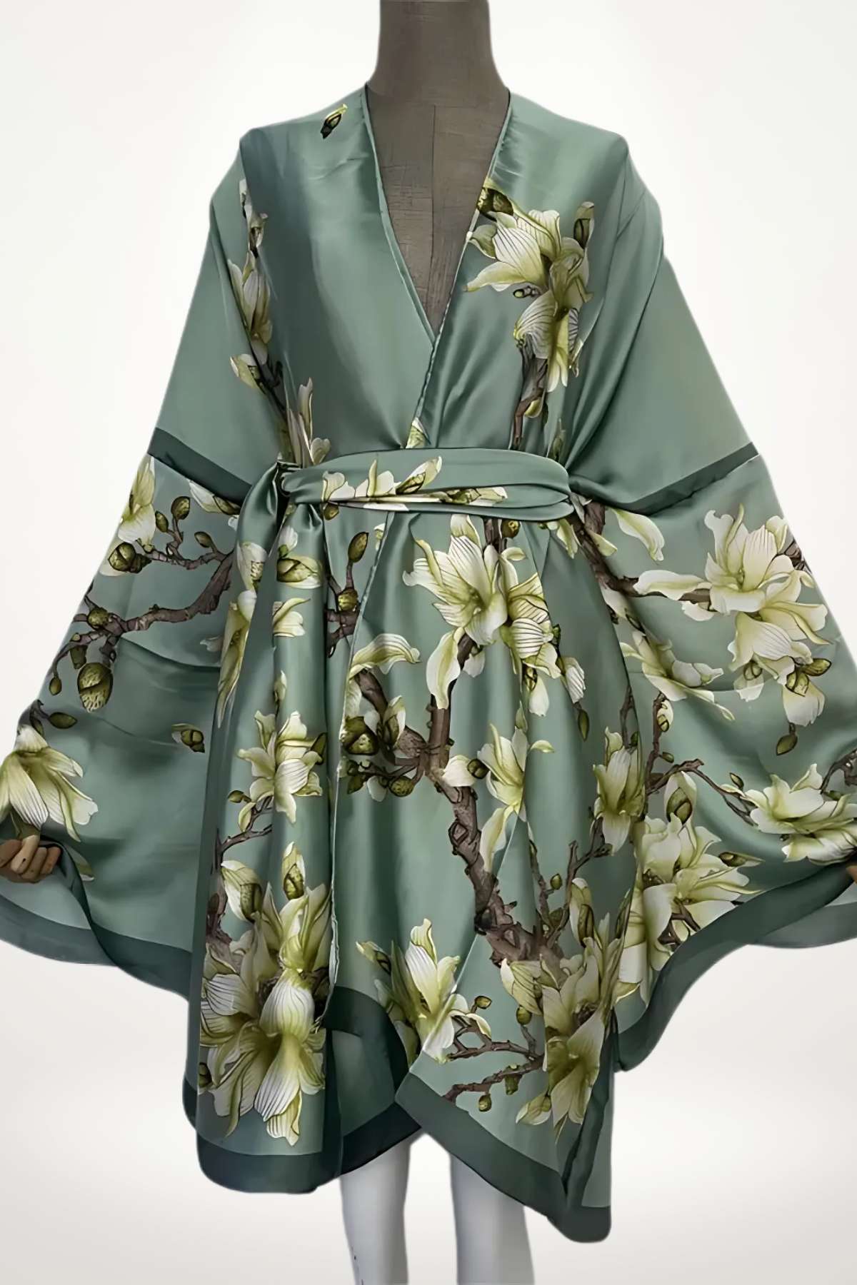 robe kimono femme satin vert sauge à motifs floraux blancs

