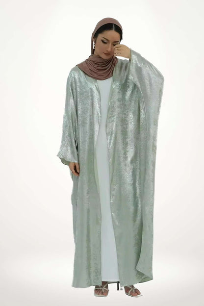 Abaya kimono en satin texturé vert à l’éclat discret. Coupe fluide, design minimaliste et raffiné, idéale pour sublimer vos instants du quotidien ou vos occasions.