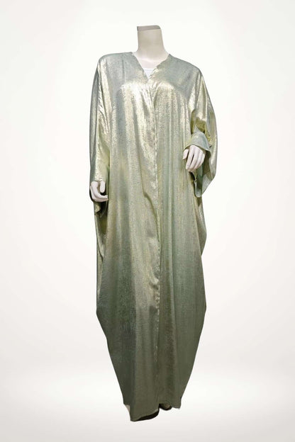 Abaya kimono en satin texturé vert à l’éclat discret. Coupe fluide, design minimaliste et raffiné, idéale pour sublimer vos instants du quotidien ou vos occasions.