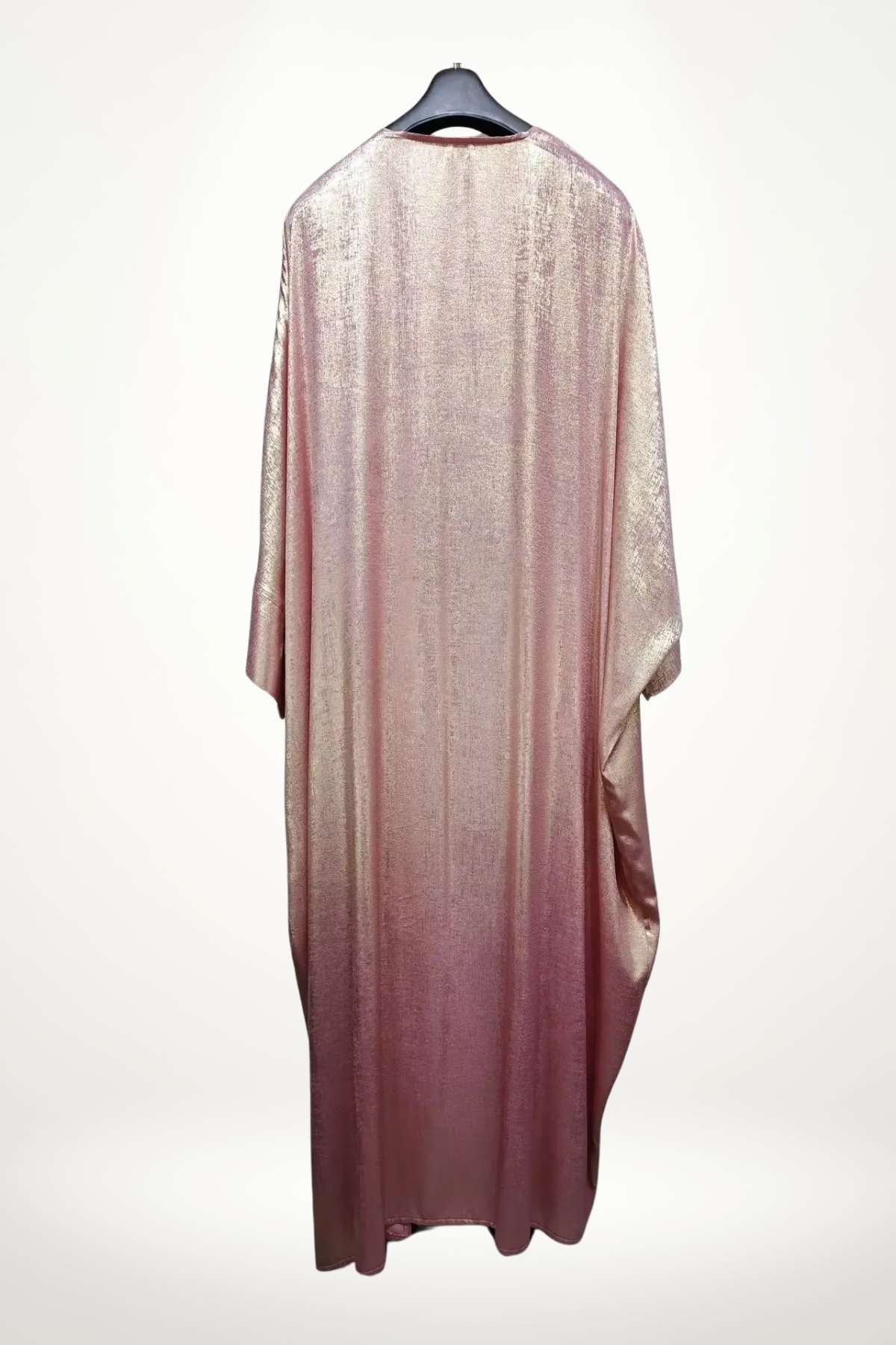 Abaya kimono luxe en velours satiné texturé rose. Coupe fluide, style élégant et moderne pour les femmes à la recherche d’une tenue d’exception.
