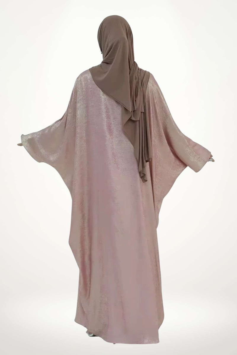Abaya kimono luxe en velours satiné texturé rose. Coupe fluide, style élégant et moderne pour les femmes à la recherche d’une tenue d’exception.