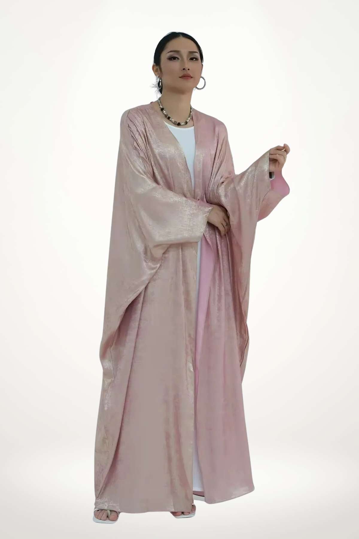 Abaya kimono luxe en velours satiné texturé rose. Coupe fluide, style élégant et moderne pour les femmes à la recherche d’une tenue d’exception.